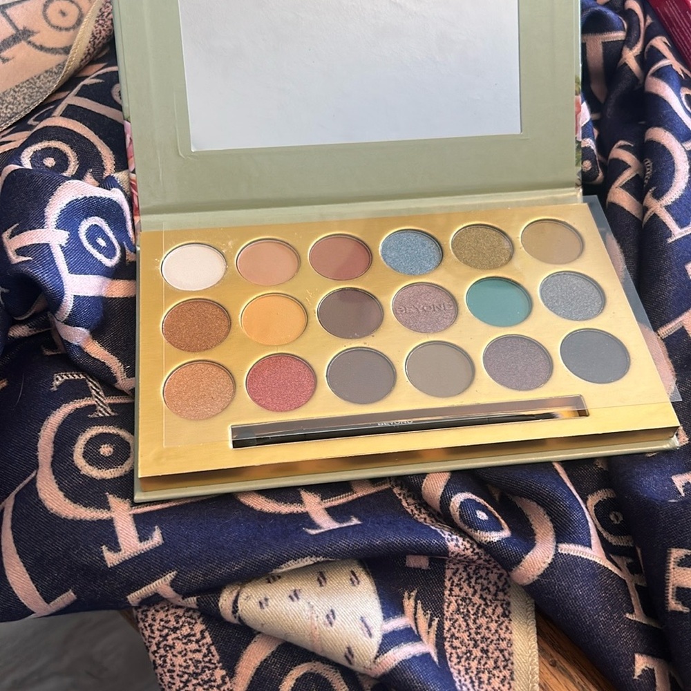 New! Beyond Eyeshadow‎ Palette